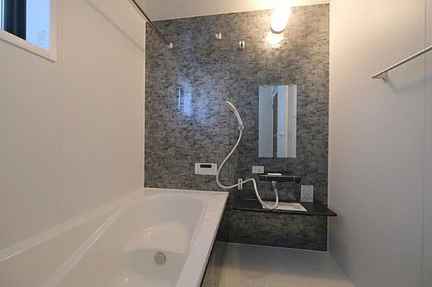 【浴室】◆毎日の疲れをいやす浴室は1坪タイプです。足を伸ばしてゆっくりとくつろげます。浴室暖房乾燥機も標準装備です♪