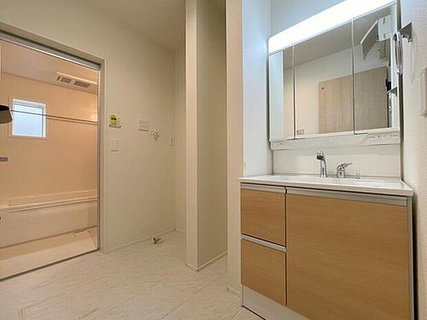 【洗面台・洗面所】◆洗面スペースはお掃除やメンテナンスが楽にできる様に設計されております。ドラム式の洗濯機を配置しても十分なスペースを確保した設計となっております。

