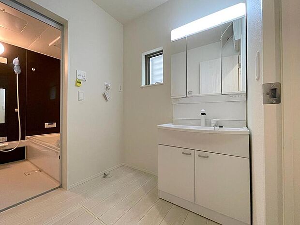 【洗面台・洗面所】◆洗面スペースはお掃除やメンテナンスが楽にできる様に設計されております。ドラム式の洗濯機を配置しても十分なスペースを確保した設計となっております。