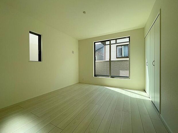 【リビング以外の居室】◆居室のサッシにはペアガラスを採用、高い断熱性による省エネと結露対策に有効です。室内を快適な空間に代えてくれます。現地の通風や採光も実際にご確認下さいませ。