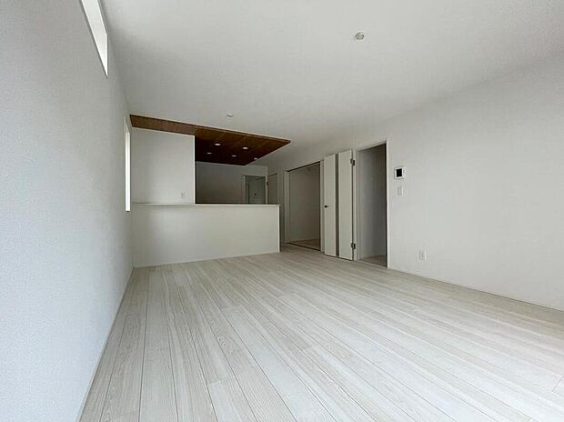 【リビング】◆リビングを温かく居心地の良い空間にしてくれる木目調の柔らかな風合い。休日はご家族みんなの癒しや憩いの場となってくれます♪