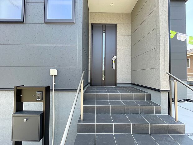 【玄関】◆TVモニター付きインターホンはカラーモニターで来訪者もひとめで分かります♪留守の間の来訪者が確認できる嬉しい録画機能付き！お子様が一人で留守番の間も安心です。