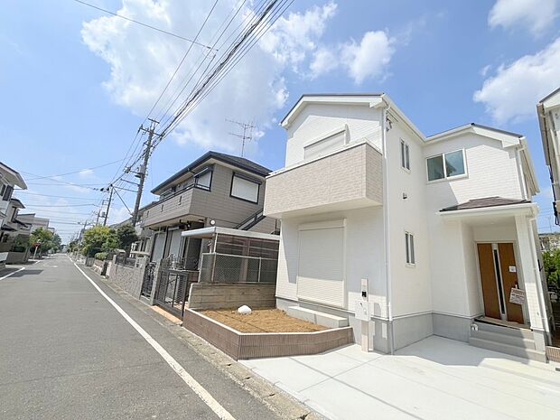 【前面道路含む現地写真】◆平日・お仕事帰りなど、いつでもご案内させていただきます！デザイン・目に見える設備面も大切ですが、耐震構造で地震に強い家の為、次代へ繋ぐ強固な住宅です。