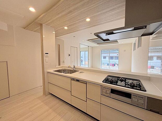 【キッチン】◆人気の対面式キッチン。お食事の準備をしながらでもご家族とのコミュニケーションを楽しめます♪ぜひご見学の際にはキッチンに立ち、生活をイメージしてください。