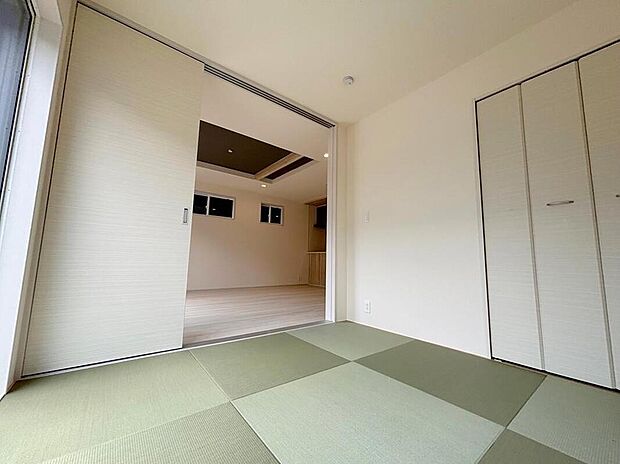 【リビング以外の居室】◆リビングと隣接したお部屋では、ゴロゴロする、お子様を寝かせる、客間として利用するなど、ライフスタイルに合わせて変化をもたらすことができます。