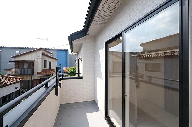 【バルコニー】◆南向きのバルコニーの前には雲以外に太陽を遮るものがありません。お洗濯物も乾きやすく、何より明るく気持ちのいい光が入ってきます。