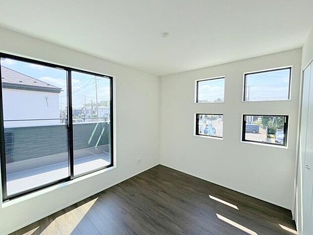 【リビング以外の居室】◆居室のサッシにはペアガラスを採用、高い断熱性による省エネと結露対策に有効です。室内を快適な空間に代えてくれます。現地の通風や採光も実際にご確認下さいませ。

