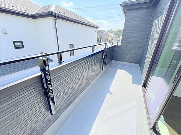 【バルコニー】◆南向きのバルコニーの前には雲以外に太陽を遮るものがありません。お洗濯物も乾きやすく、何より明るく気持ちのいい光が入ってきます。

