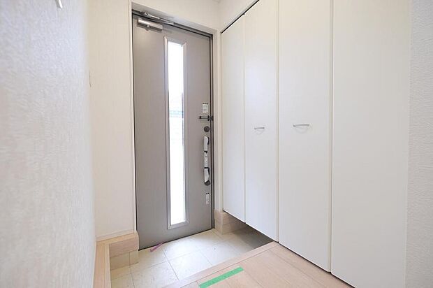 【玄関】◆お家で出会う人々を迎える玄関だからこそ、広々清潔感あふれる空間にしたいものです。採光・通風にも配慮された設計で毎日明るい空間をキープします♪