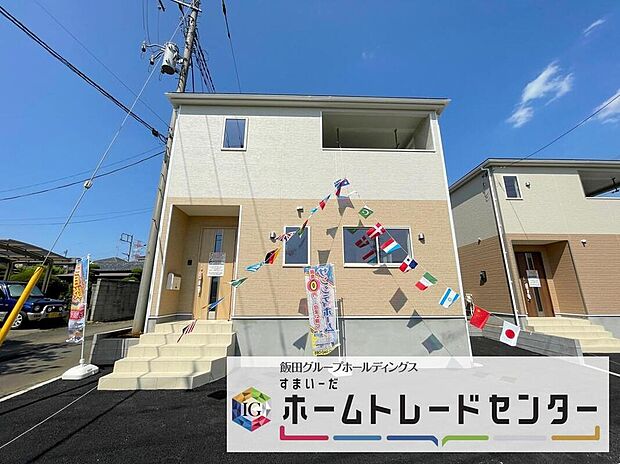 【玄関】◆お家で出会う人々を迎える玄関だからこそ、広々清潔感あふれる空間にしたいものです。採光・通風にも配慮された設計で毎日明るい空間をキープします♪