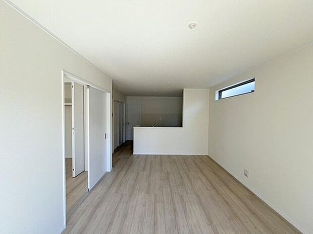 【リビング】◆リビングを温かく居心地の良い空間にしてくれる木目調の柔らかな風合い。休日はご家族みんなの癒しや憩いの場となってくれます♪

