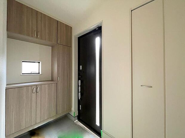 【玄関】◆お家で出会う人々を迎える玄関だからこそ、広々清潔感あふれる空間にしたいものです。採光・通風にも配慮された設計で毎日明るい空間をキープします♪