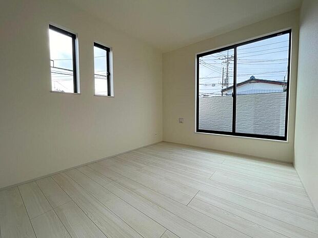 【リビング以外の居室】◆居室のサッシにはペアガラスを採用、高い断熱性による省エネと結露対策に有効です。室内を快適な空間に代えてくれます。現地の通風や採光も実際にご確認下さいませ。