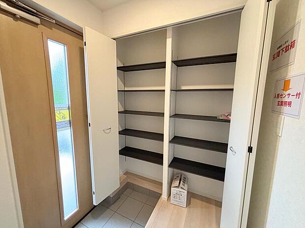 【玄関】◆お家で出会う人々を迎える玄関だからこそ、広々清潔感あふれる空間にしたいものです。採光・通風にも配慮された設計で毎日明るい空間をキープします♪