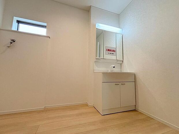 【洗面台・洗面所】◆洗面スペースはお掃除やメンテナンスが楽にできる様に設計されております。ドラム式の洗濯機を配置しても十分なスペースを確保した設計となっております。