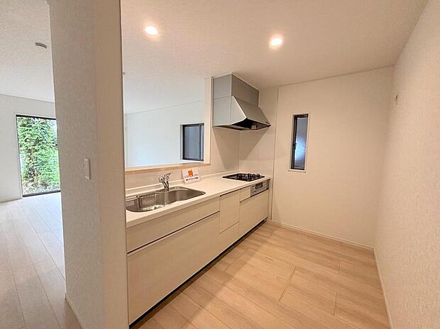 【キッチン】◆人気の対面式キッチン。お食事の準備をしながらでもご家族とのコミュニケーションを楽しめます♪ぜひご見学の際にはキッチンに立ち、生活をイメージしてください。