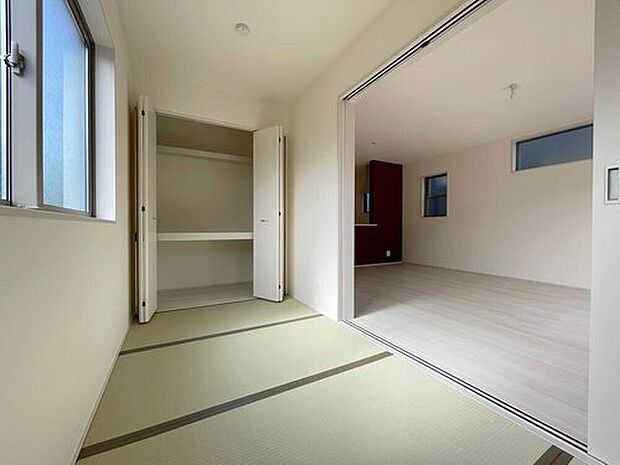 【リビング以外の居室】◆リビングと隣接したお部屋では、ゴロゴロする、お子様を寝かせる、客間として利用するなど、ライフスタイルに合わせて変化をもたらすことができます。