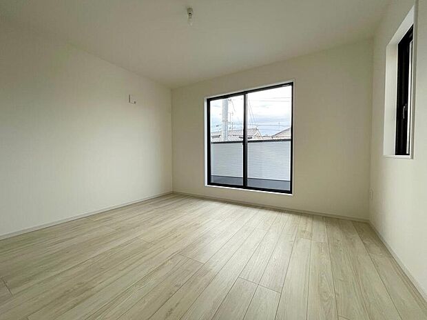 【リビング以外の居室】◆居室のサッシにはペアガラスを採用、高い断熱性による省エネと結露対策に有効です。室内を快適な空間に代えてくれます。現地の通風や採光も実際にご確認下さいませ。