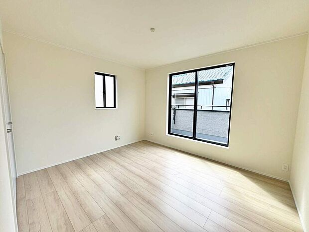 【リビング以外の居室】◆居室のサッシにはペアガラスを採用、高い断熱性による省エネと結露対策に有効です。室内を快適な空間に代えてくれます。現地の通風や採光も実際にご確認下さいませ。