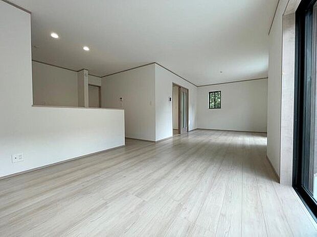 【リビング】◆南向きの大きな窓から明るい陽射しがたっぷり入ります。一日を通して陽射しをしっかり取り込んでくれる2面採光なので、夜まで照明いらずで過ごせます♪