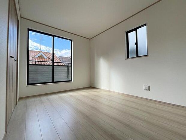 【リビング以外の居室】◆居室のサッシにはペアガラスを採用、高い断熱性による省エネと結露対策に有効です。室内を快適な空間に代えてくれます。現地の通風や採光も実際にご確認下さいませ