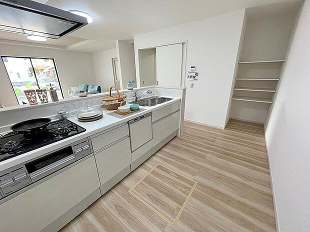 【キッチン】◆人気の対面式キッチン。お食事の準備をしながらでもご家族とのコミュニケーションを楽しめます♪ぜひご見学の際にはキッチンに立ち、生活をイメージしてください。