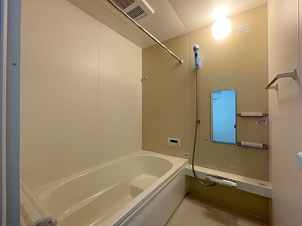 【浴室】◆毎日の疲れをいやす浴室は1坪タイプです。足を伸ばしてゆっくりとくつろげます。浴室暖房乾燥機も標準装備です♪