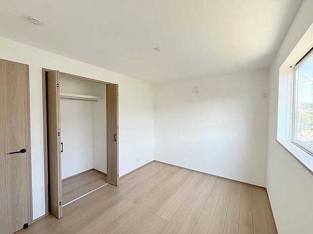 【リビング以外の居室】◆2階の各居室にはそれぞれ収納を完備！しっかりとした容量のスペースを確保しているので、お部屋は美しい空間を保てますね♪