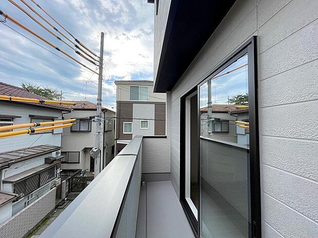 【バルコニー】◆南向きのバルコニーの前には雲以外に太陽を遮るものがありません。お洗濯物も乾きやすく、何より明るく気持ちのいい光が入ってきます。