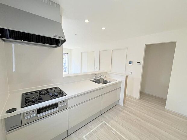 【キッチン】◆人気の対面式キッチン。お食事の準備をしながらでもご家族とのコミュニケーションを楽しめます♪ぜひご見学の際にはキッチンに立ち、生活をイメージしてください。