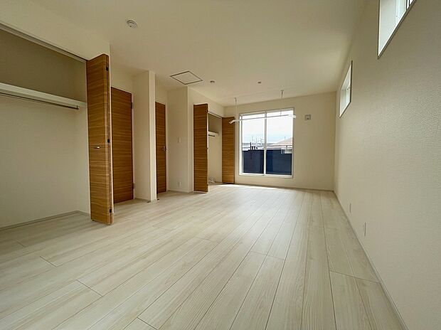 【ベッドルーム】◆2階の各居室にはそれぞれ収納を完備！しっかりとした容量のスペースを確保しているので、お部屋は美しい空間を保てますね♪