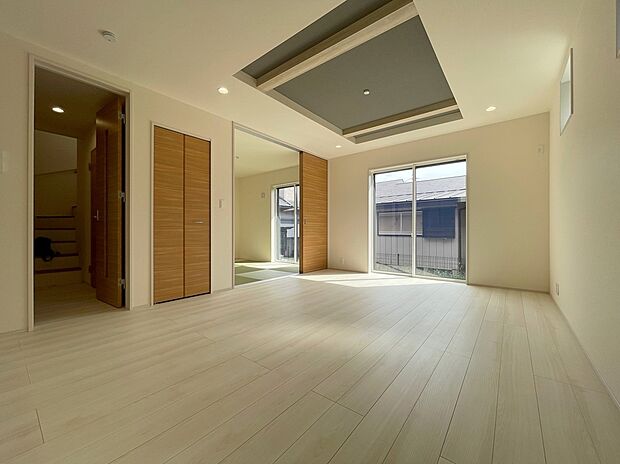 【リビングルーム】◆南向きの大きな窓から明るい陽射しがたっぷり入ります。一日を通して陽射しをしっかり取り込んでくれる2面採光なので、夜まで照明いらずで過ごせます♪