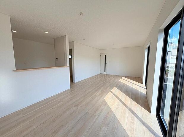 【リビング】◆大きな窓は遮音性に優れたペアガラスの窓となっています。リビングでたくさんはしゃいで遊んでも、お子様の声を気にしなくて大丈夫です♪