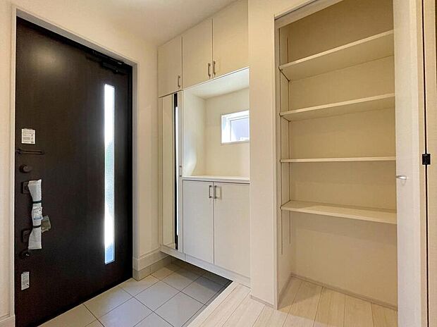 【玄関】◆お家で出会う人々を迎える玄関だからこそ、広々清潔感あふれる空間にしたいものです。採光・通風にも配慮された設計で毎日明るい空間をキープします♪