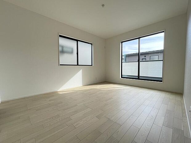 【リビング以外の居室】◆居室のサッシにはペアガラスを採用、高い断熱性による省エネと結露対策に有効です。室内を快適な空間に代えてくれます。現地の通風や採光も実際にご確認下さいませ