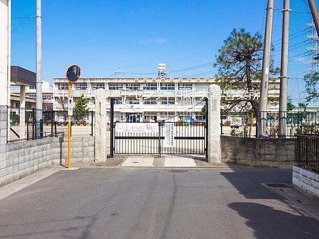 上尾市立上平小学校(約350m)