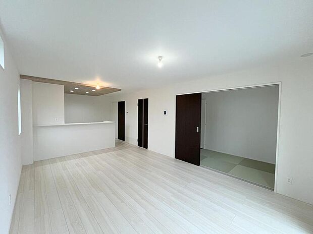 【リビング】◆南向きの大きな窓から明るい陽射しがたっぷり入ります。一日を通して陽射しをしっかり取り込んでくれる2面採光なので、夜まで照明いらずで過ごせます♪