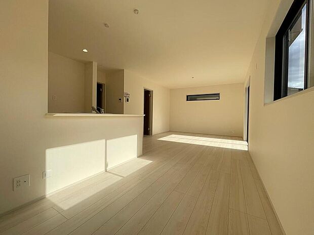 【リビング】◆大きな窓は遮音性に優れたペアガラスの窓となっています。リビングでたくさんはしゃいで遊んでも、お子様の声を気にしなくて大丈夫です♪