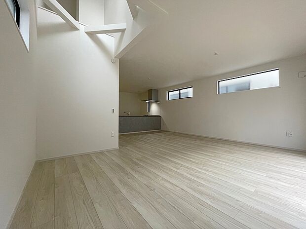 【リビングルーム】◆リビングを温かく居心地の良い空間にしてくれる木目調の柔らかな風合い。休日はご家族みんなの癒しや憩いの場となってくれます♪