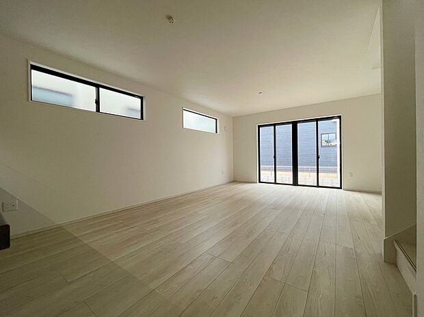 【リビングルーム】◆リビングを温かく居心地の良い空間にしてくれる木目調の柔らかな風合い。休日はご家族みんなの癒しや憩いの場となってくれます♪