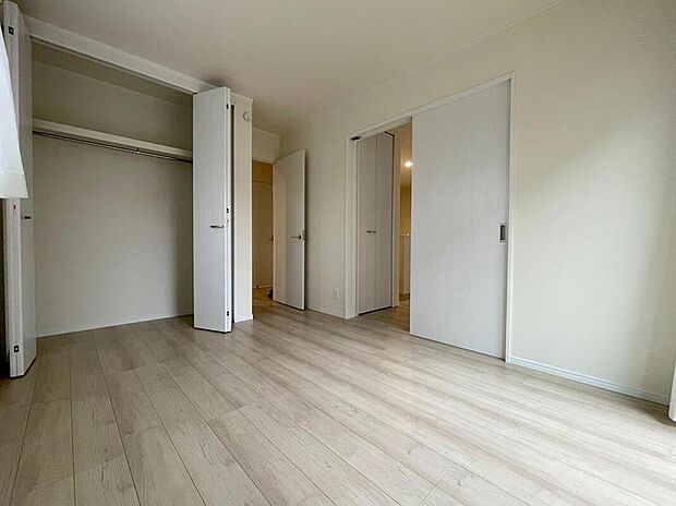 【リビング以外の居室】◆リビングと隣接したお部屋では、ゴロゴロする、お子様を寝かせる、客間として利用するなど、ライフスタイルに合わせて変化をもたらすことができます。