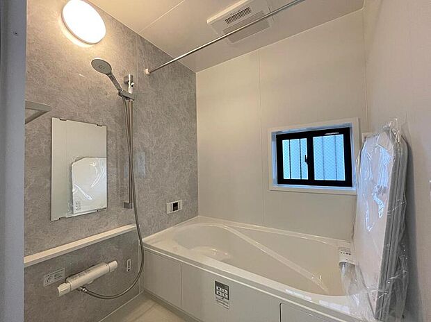 【浴室】◆毎日の疲れをいやす浴室は1坪タイプです。足を伸ばしてゆっくりとくつろげます。浴室暖房乾燥機も標準装備です♪