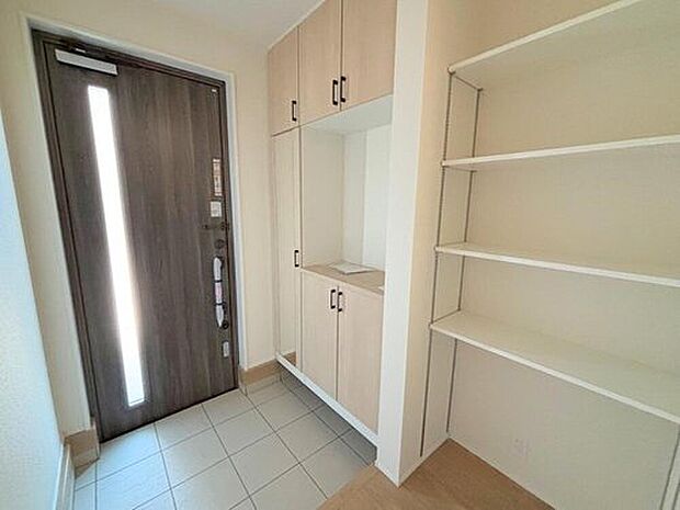 【玄関】◆お家で出会う人々を迎える玄関だからこそ、広々清潔感あふれる空間にしたいものです。採光・通風にも配慮された設計で毎日明るい空間をキープします♪

