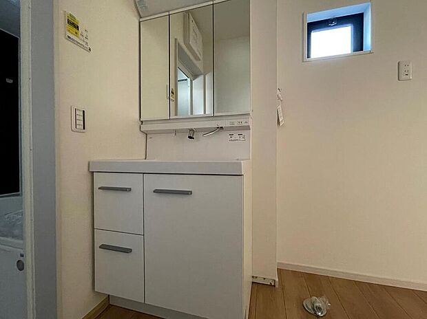 【洗面台・洗面所】◆洗面スペースはお掃除やメンテナンスが楽にできる様に設計されております。ドラム式の洗濯機を配置しても十分なスペースを確保した設計となっております。