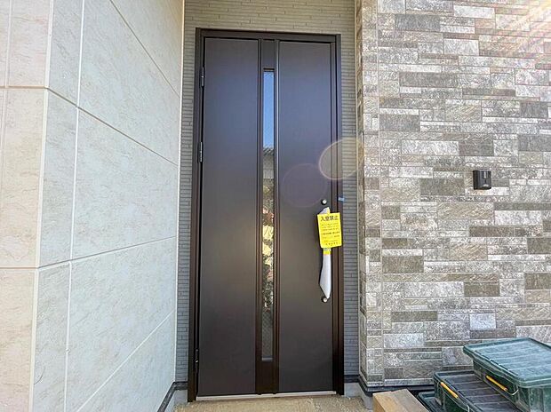 【玄関】◆TVモニター付きインターホンはカラーモニターで来訪者もひとめで分かります♪留守の間の来訪者が確認できる嬉しい録画機能付き！お子様が一人で留守番の間も安心です。