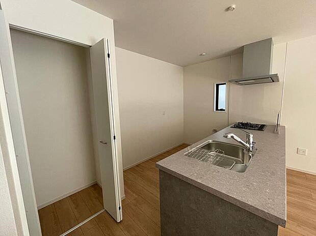 【キッチン】◆人気の対面式キッチン。お食事の準備をしながらでもご家族とのコミュニケーションを楽しめます♪ぜひご見学の際にはキッチンに立ち、生活をイメージしてください。