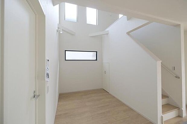 【リビング】◆吹き抜けのあるリビングは陽当り良く、明るい設計です♪