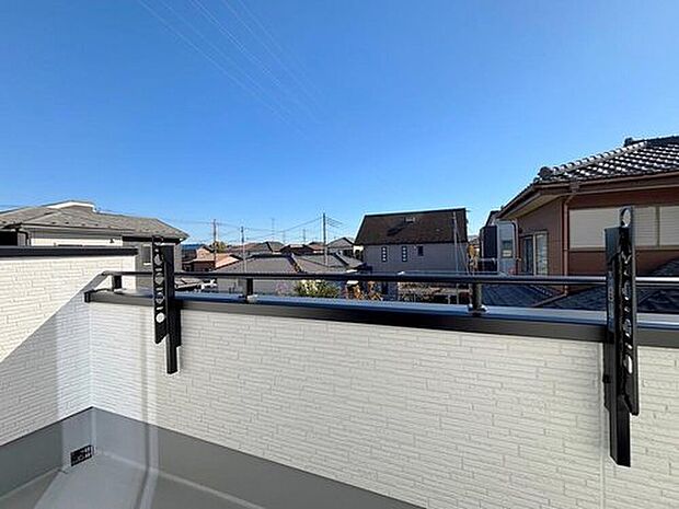【バルコニー】◆南向きのバルコニーの前には雲以外に太陽を遮るものがありません。お洗濯物も乾きやすく、何より明るく気持ちのいい光が入ってきます。