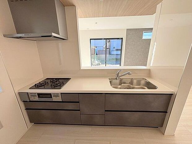 【キッチン】◆人気の対面式キッチン。お食事の準備をしながらでもご家族とのコミュニケーションを楽しめます♪ぜひご見学の際にはキッチンに立ち、生活をイメージしてください。