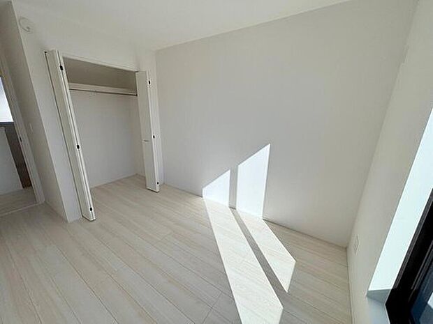 【リビング以外の居室】◆2階の各居室にはそれぞれ収納を完備！しっかりとした容量のスペースを確保しているので、お部屋は美しい空間を保てますね♪